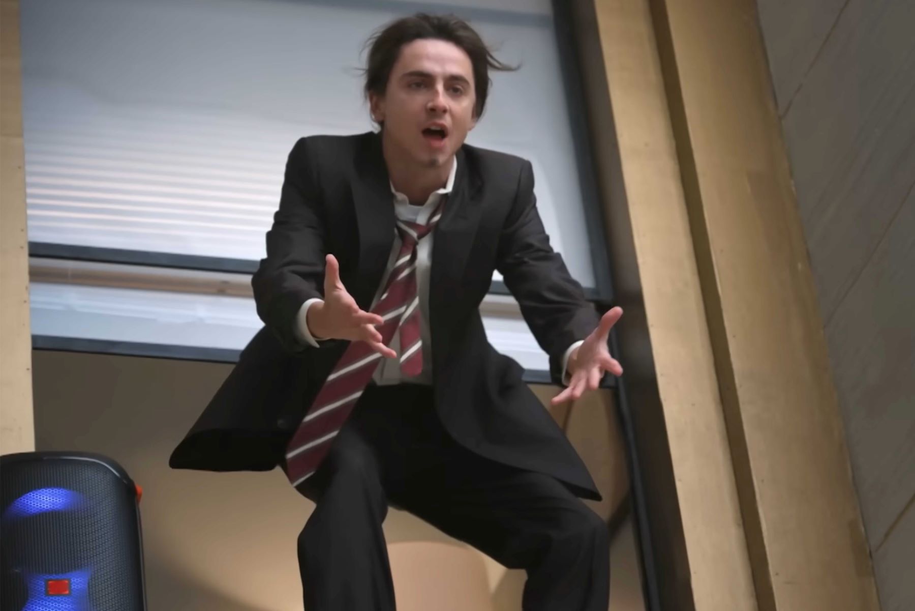 自らのバンド名を“ハマス”と名乗ったことで炎上したティモシー・シャラメ（『SNL』公式YouTubeより）