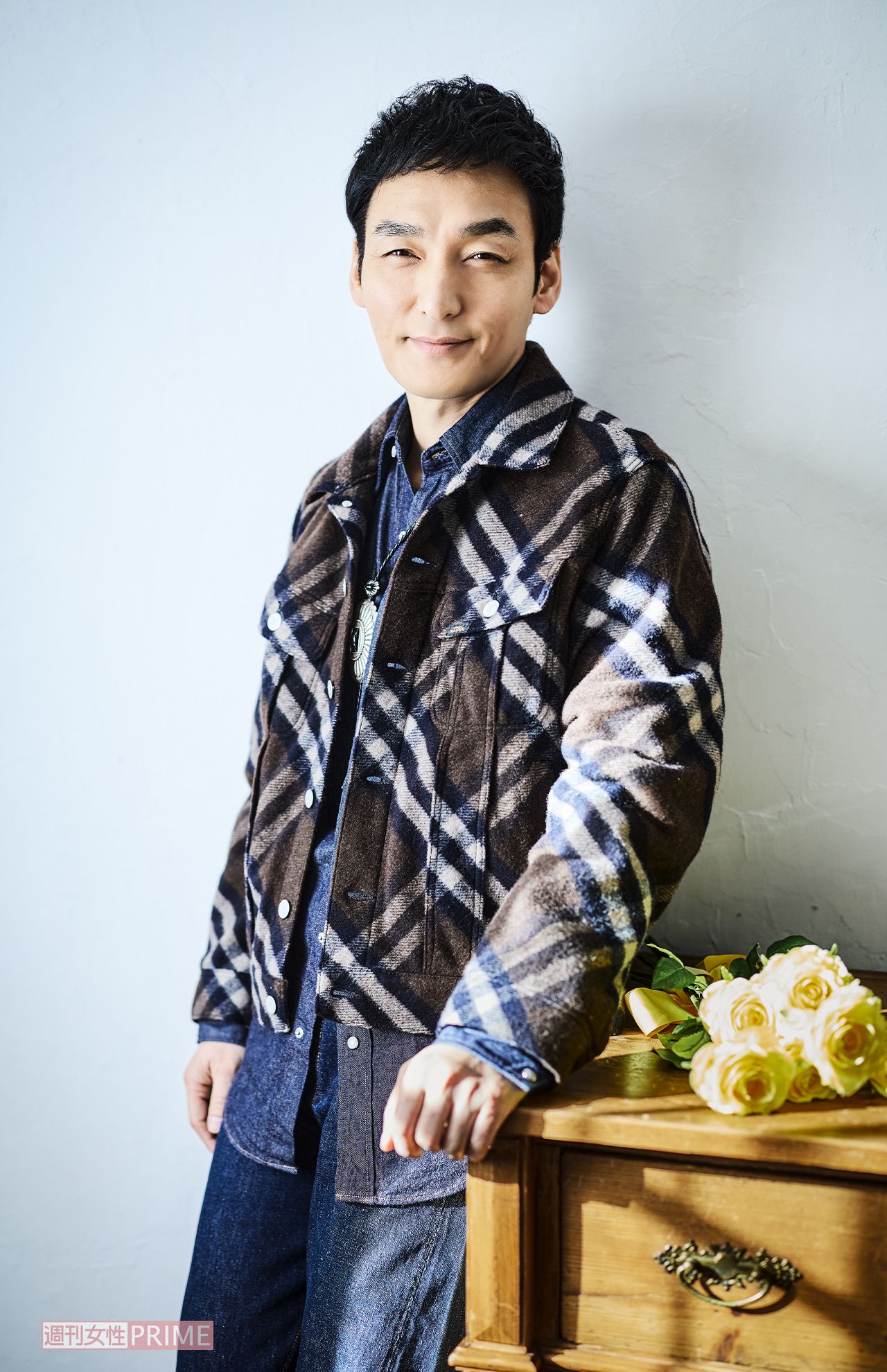 草なぎ剛　撮影／廣瀬靖士　ヘアメイク／荒川英亮　スタイリスト／黒澤彰乃　衣装協力／ネフォロジスト