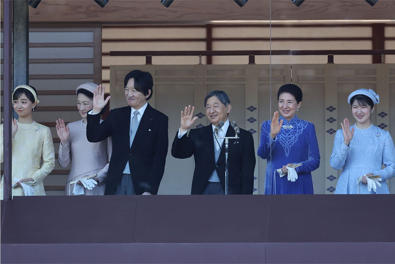 3回目となった2025年。胸元の銀色のブローチとネクタイは変わらずおそろいで