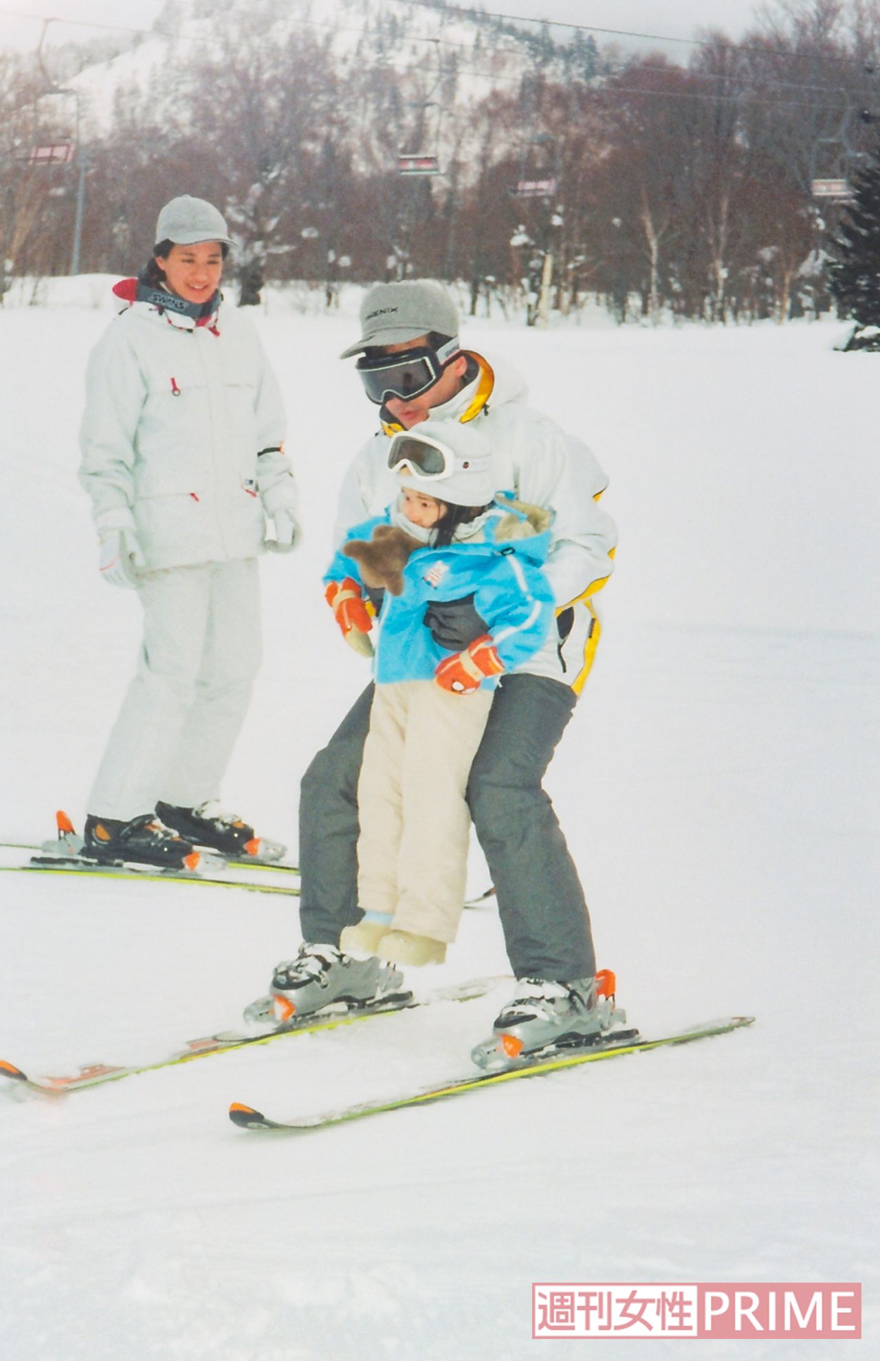 長野・奥志賀高原で当時3歳の愛子さまとともにスキーを楽しまれる陛下と雅子さま（'05年2月）