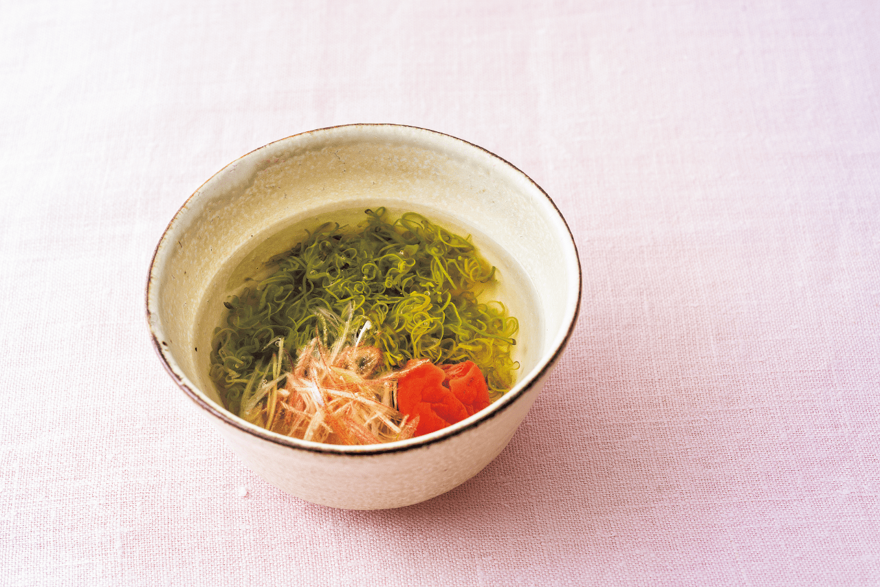 めかぶと梅のスープ（料理考案・調理／柳井泉　撮影／有光こうじ写真事務所）
