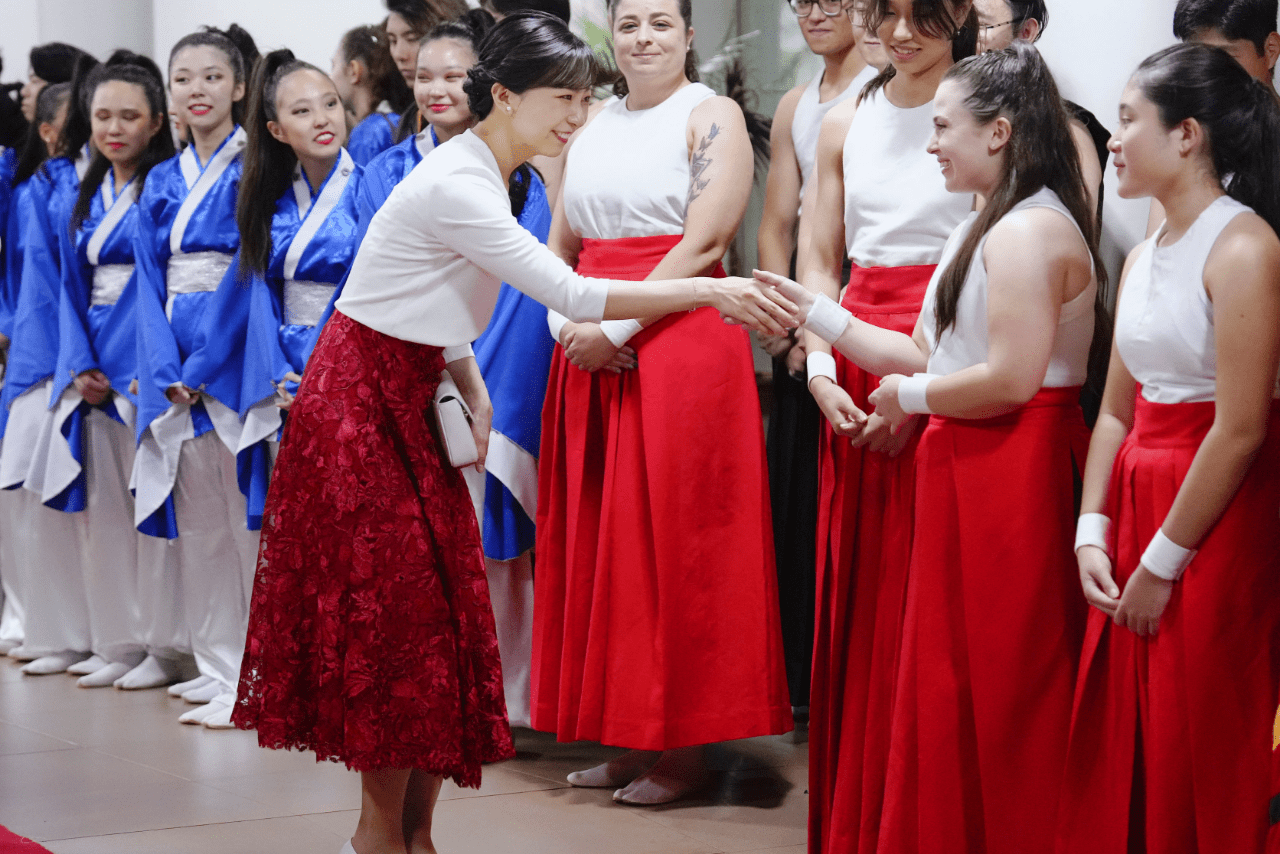 ブラジル南西部のマリンガで開かれた、日系団体主催の歓迎式典で日系人たちと触れ合い（2025年6月8日）写真／共同通信