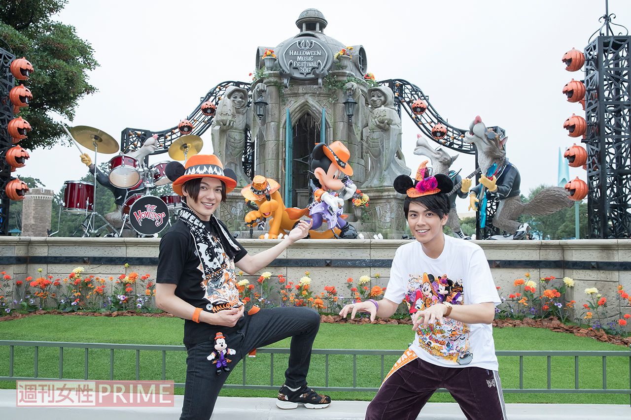 オオカミのバンドと演奏するワイルドなミッキーのフォトスポット。「泣きのギターが聴こえてきそうでしょ!?」（崎山）、「みんなもエアギターで撮ってみて!（笑）」（中尾） 撮影／廣瀬靖士 (c)Disney