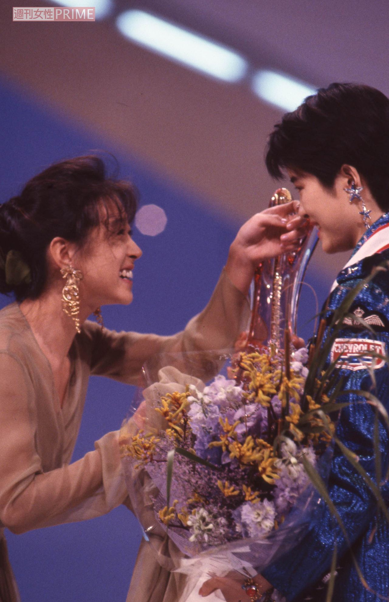 1989年の『メガロポリス歌謡祭』にて、荻野目洋子の涙をそっと拭う中森明菜。妹を見るような優しい眼差しだ