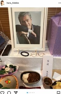 渡辺裕之さんの霊前には多くの供物が（原日出子のインスタグラムより）