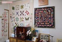 容子さんの仏壇の周りには、彼女が趣味で作ったパッチワークやちりめん細工などが飾られている
