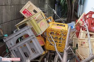 遺体発見現場の元・酒類販売店舗兼自宅は朽ち、周囲はビールケースが散乱したまま