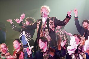香取慎吾、ライブ『Black Rabbit』開催！純白の衣装にタキシード、SMAP