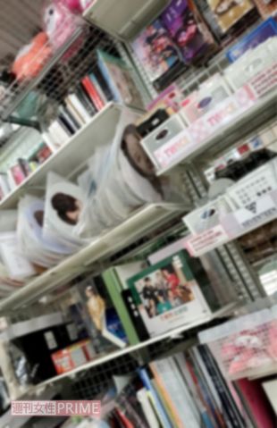 韓流アイドルのグッズも所狭しと並べられている