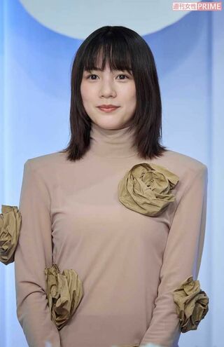 映画『てっぺんの向こうにあなたがいる』完成報告会見に登場した、のん。独特な衣装が話題に