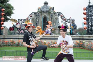 オオカミのバンドと演奏するワイルドなミッキーのフォトスポット。「泣きのギターが聴こえてきそうでしょ!?」（崎山）、「みんなもエアギターで撮ってみて!（笑）」（中尾） 撮影／廣瀬靖士 (c)Disney