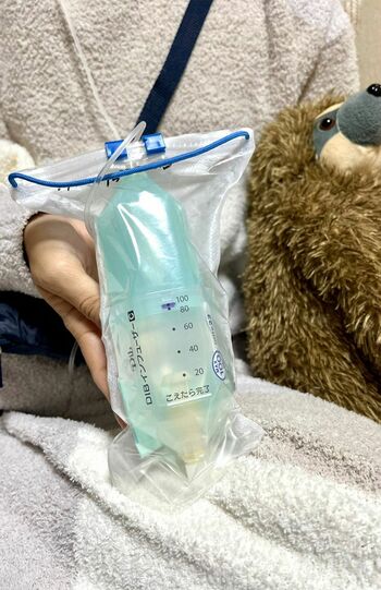 「フォルフィー」と名づけた抗がん剤。バッグ状になっており、投与しつつ、みずきさんの自宅で過ごせるようになっている
