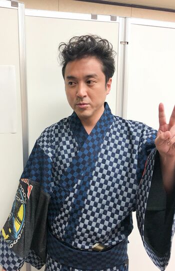 ムロツヨシ、“強顔”に控えめな柄が映える（写真／公式SNSより）