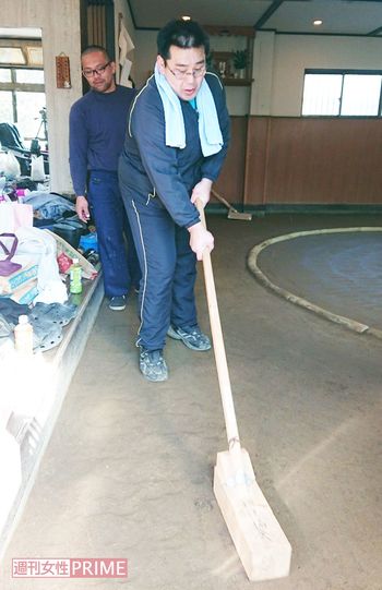 彩豪プロジェクトで土俵作りをする、彩豪さんと橋本さん
