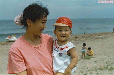 ひとり息子を抱きかかえる中村さん。育児と仕事の両立で多忙を極めたが、どちらも全力で取り組んだ