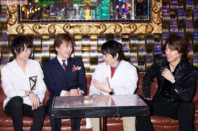 （写真左から）三遊亭翔太、流星、堀田秀吾教授、桐生