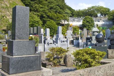 著名人の「戒名」で学ぶ！値段の相場やランク、知っておきたい基礎知識