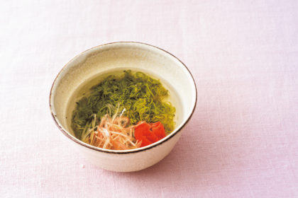 めかぶと梅のスープ（料理考案・調理／柳井泉　撮影／有光こうじ写真事務所）