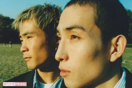 カラテカとしてデビュー後、ライブのチラシ用に撮影された2人の写真