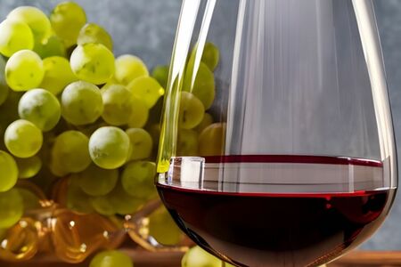 アントシアニン、レスベラトロールなど赤ワインに含まれるポリフェノールは強力な抗酸化作用がある※画像はイメージです