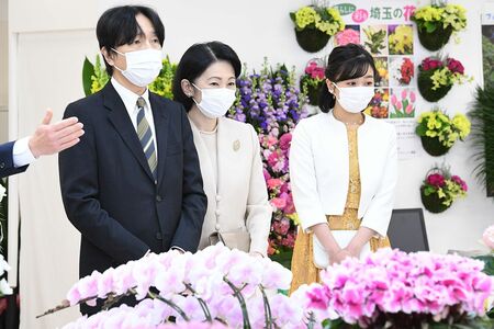 '23年1月、『第71回関東東海花の展覧会』を観覧された秋篠宮ご夫妻と佳子さま。親子での公務はレア