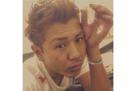 キメ顔の浅岡容疑者（SNSより）