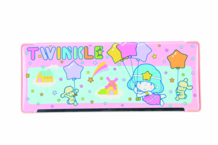 ペンケース（三菱鉛筆）ファンシーグッズだけでなく、おもちゃや洋服、絵本などが展開されるほど支持された。「実は'18年に版権を管理する会社ができ、新たなグッズも販売されたんですよ」