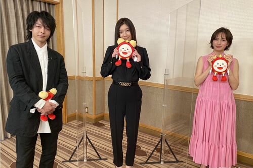 『めざましテレビ』番組キャラクターの『めざましくん』のぬいぐるみを雑に扱う中村倫也