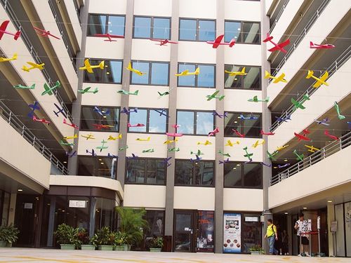 団地の子どもたちが昔よく遊んだ紙飛行機のオブジェが目印