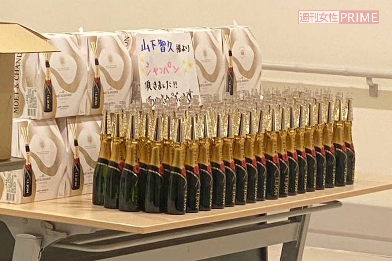 6月中旬に山下智久がクランクアップした際に、ドラマ『ブルーモーメント』の現場にずらっと並べられた『ミニモエ』のボトル