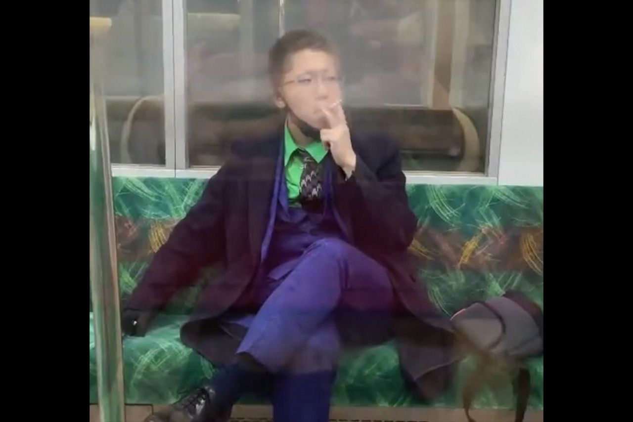 「ジョーカー」風の格好で“京王線刺傷”犯行に及んだ服部恭太はタバコを燻らせた（ツイッターより）