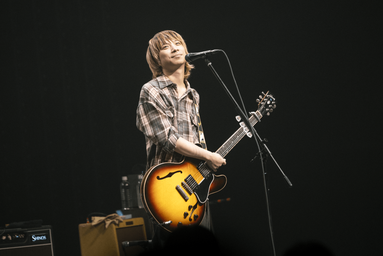 各地で行われる全国ツアー中、曲間に挟まれるMCでは同じ話をしない尾崎。観客を楽しませるということへのこだわりは細部にわたる