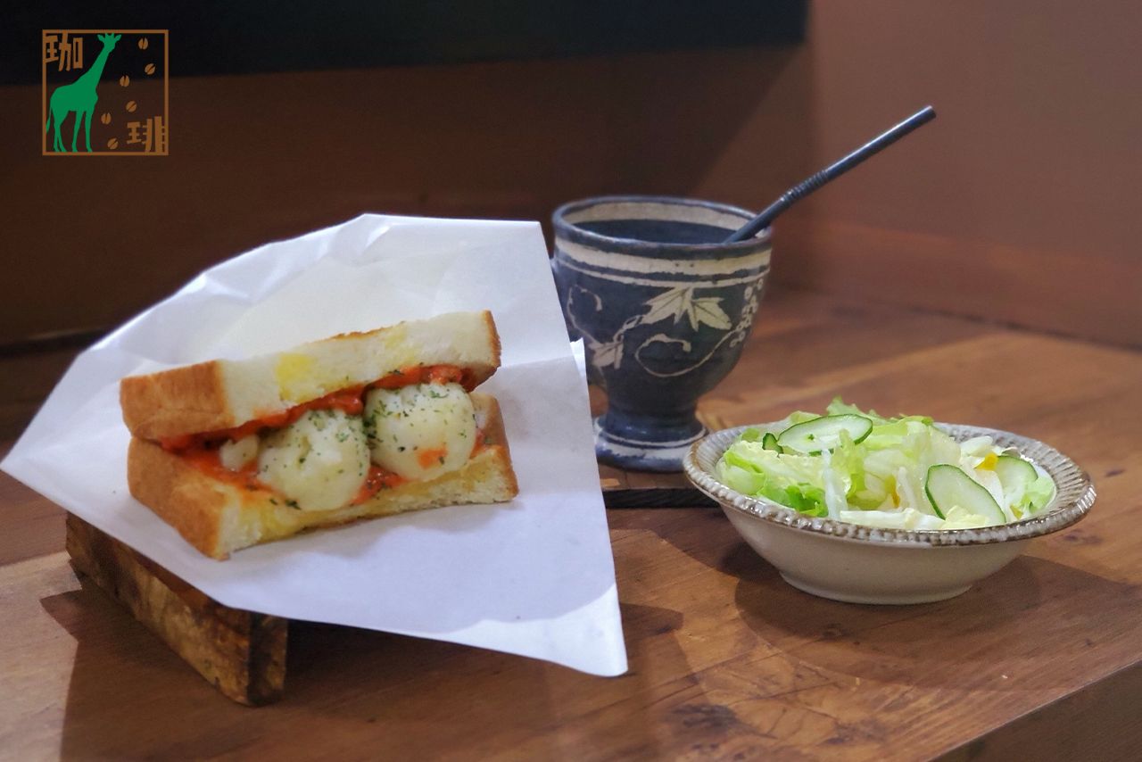 きりん珈琲「明太じゃがバターサンド」にチーズトッピング。モーニングセットはサラダとコーヒー付きで680円＋チーズ150円