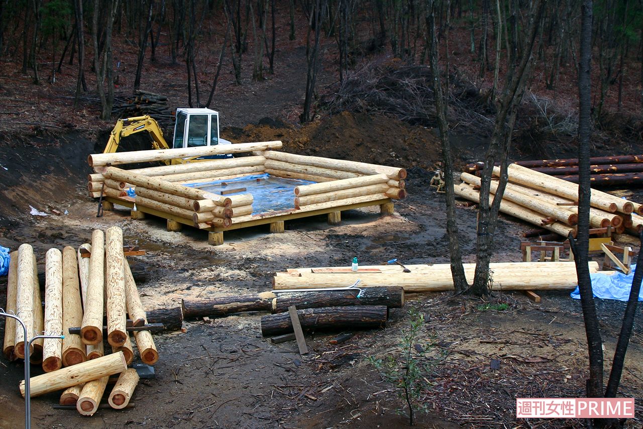 2007年3月から丸太小屋造りを開始。重量4トンのユンボ、その名も「鉄人」で丸太を吊って積み上げた
