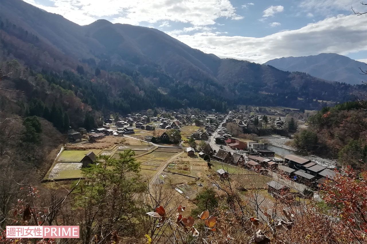 白川郷のある白川村は山々に囲まれている