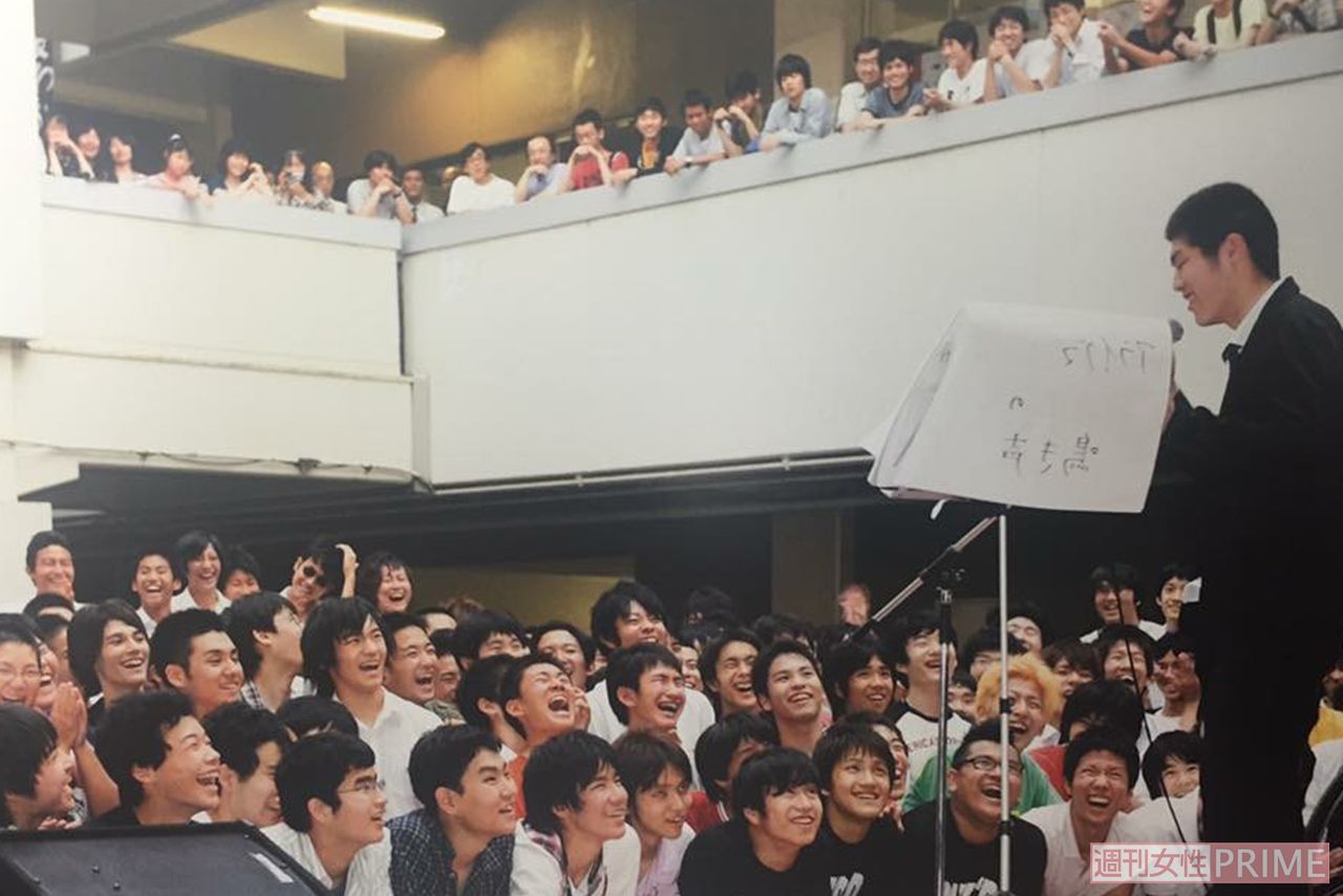 桐朋高校の文化祭では、コンビでネタをやる先輩たちが多かったのに対し、1人で舞台に立つ楽しさに目覚める