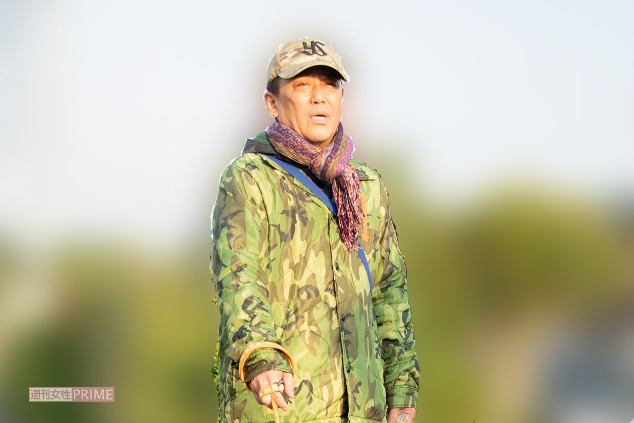 愛犬を散歩中の坂上忍