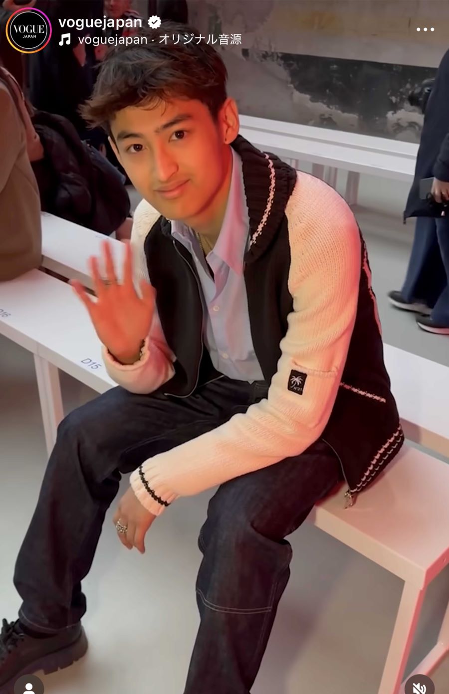 「ミラノ・ファッションウィーク」で『N21』のショー会場を訪れた道休蓮（『VOGUE JAPAN』インスタグラムより）