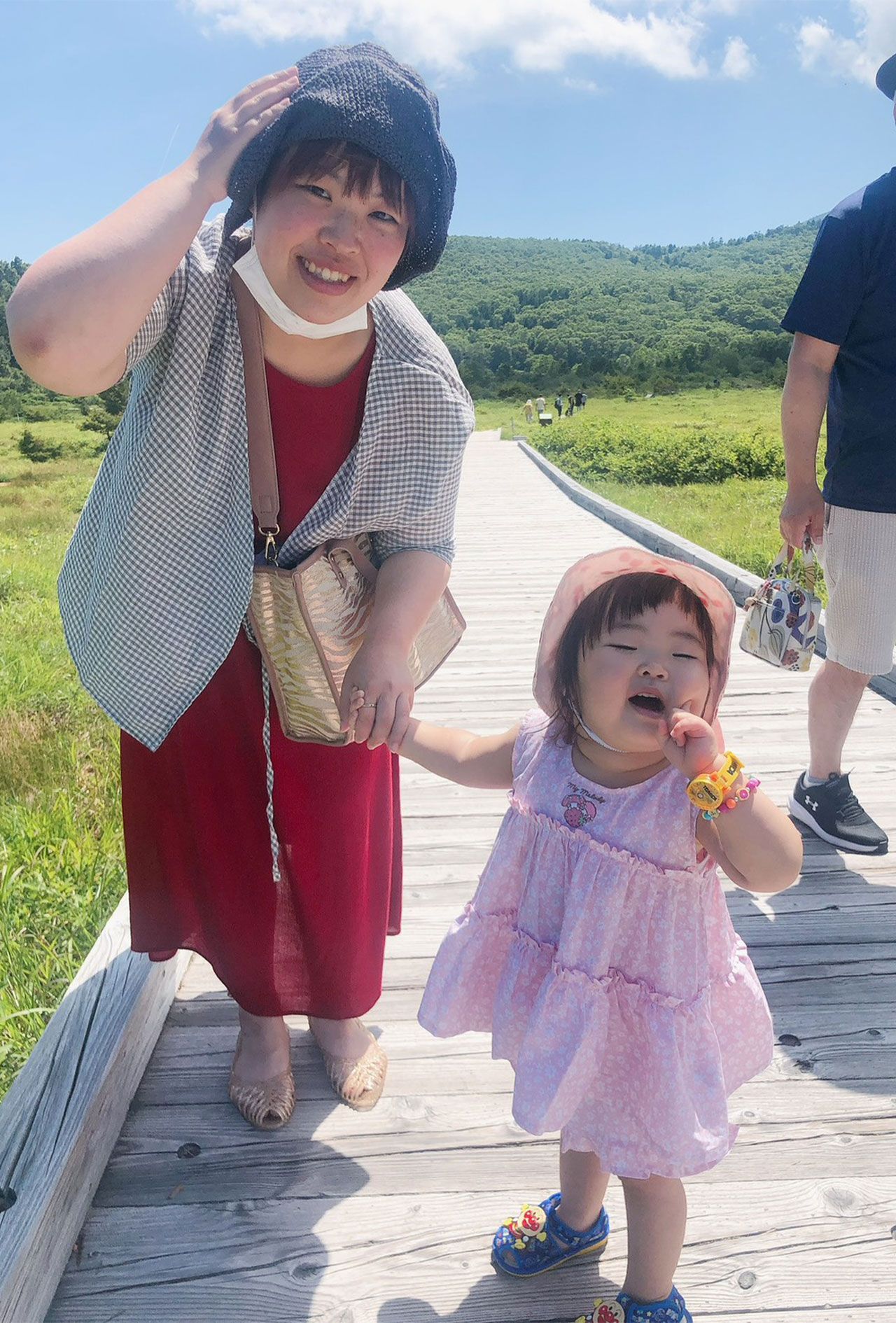 入院前の1歳半ごろの渡辺瑚々ちゃん。晴天の下、ドライブで山に