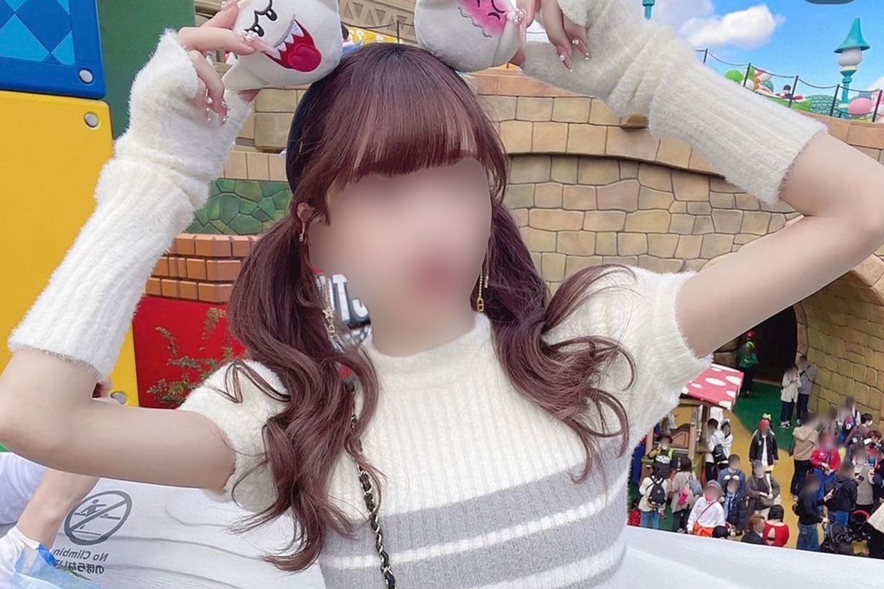 “下着ユニバ”以降は普通のファッションでUSJに来場（インスタグラムより　画像は一部編集部で加工）