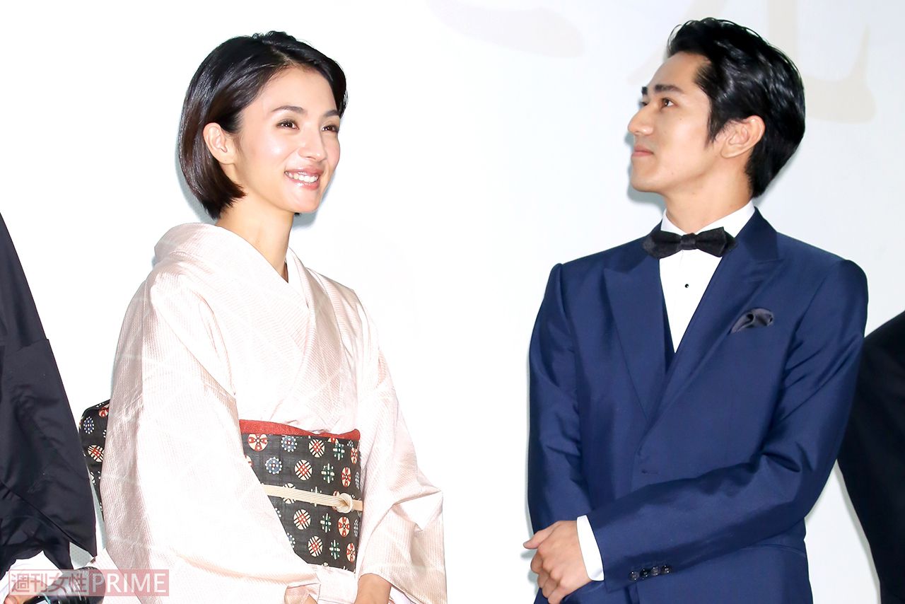 2017年公開の映画『海辺の生と死』完成披露上映会に出席した満島ひかりと永山絢斗