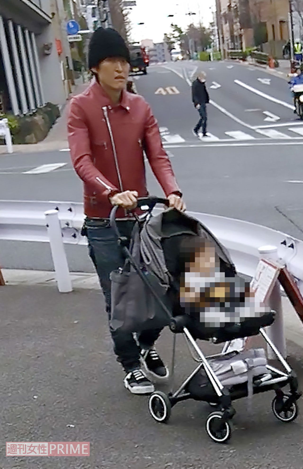 お散歩コースが決まっているのか、脇目もふらずにベビーカーを押す千原ジュニア