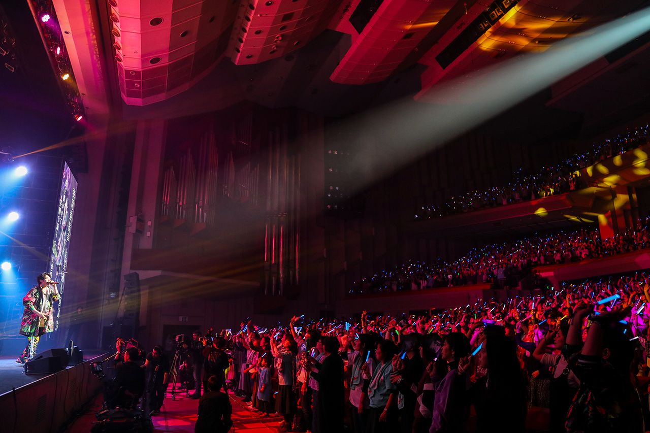 英語での挨拶、中国語での歌唱、ボイスパフォーマンスに華麗なステップ、ピアノの弾き語りなど、魅力満載のステージに！　撮影／HIRO KIMURA