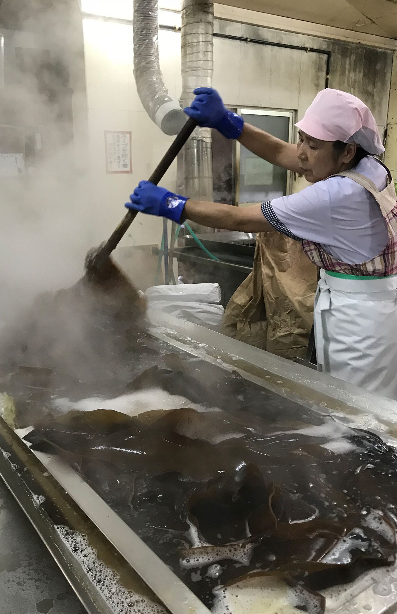 だし用の利尻昆布は1か月に3トン弱使う。スープは、なんとお替わり自由♪