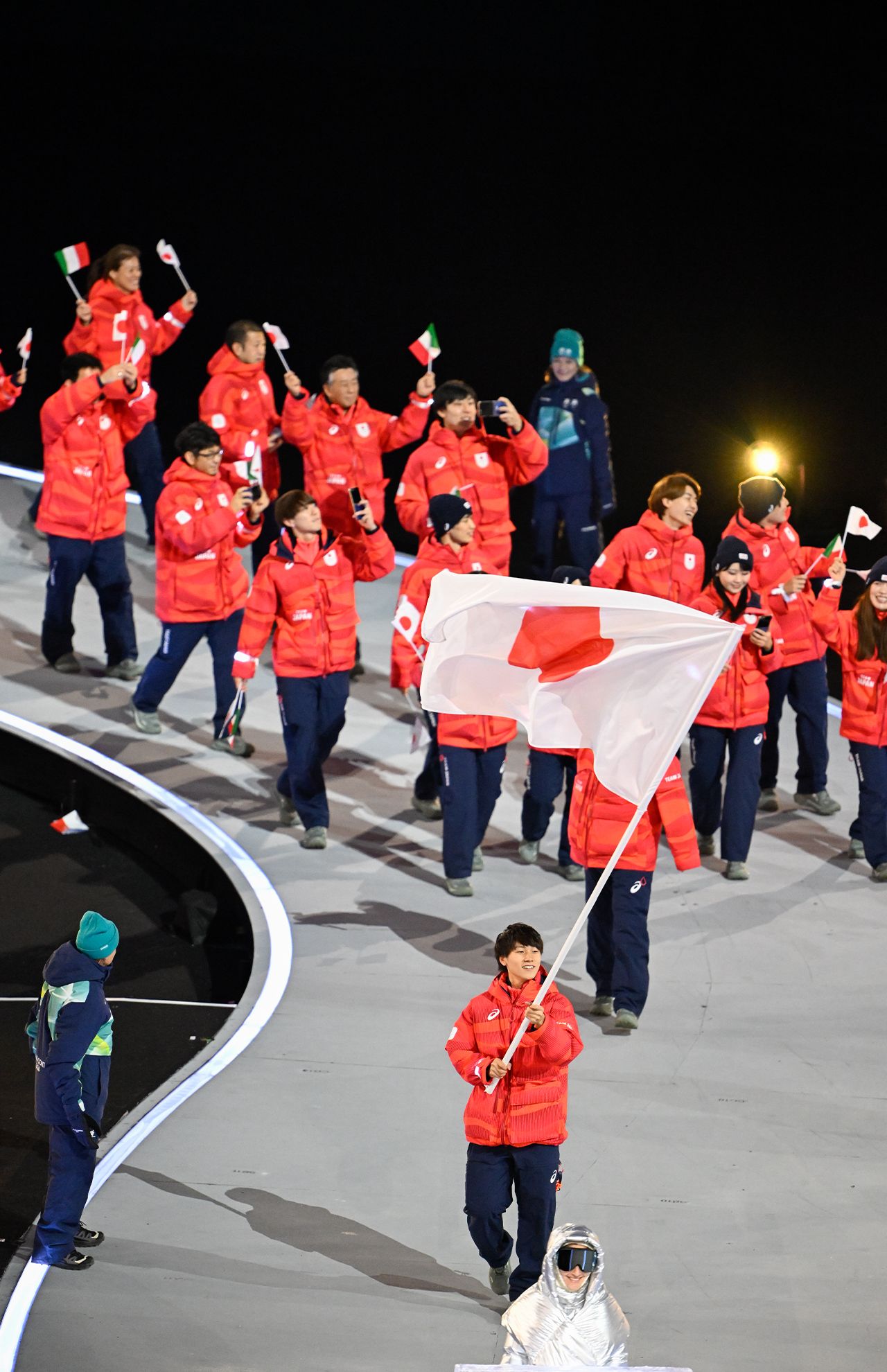 ミラノの会場では、森重選手を先頭に日本代表選手たちが入場　