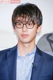 竹内涼真(25) 初主演映画『センセイ君主』で眼鏡教師姿を披露。「スクエアタイプの黒縁はシャープになりやすいですが、前髪を下ろし、くせ毛風の髪型で全体的に優しい雰囲気に。ジャケットを濃いめの色にしたことでトータルバランスもOK」