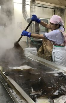 だし用の利尻昆布は1か月に3トン弱使う。スープは、なんとお替わり自由♪