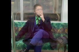 「ジョーカー」風の格好で犯行に及んだ服部恭太はタバコを燻らせた（ツイッターより）