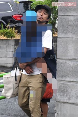 娘を抱っこして帰路につく井ノ原