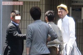 ’10年の誕生日翌朝に元恋人（左）と一緒にいるところをファン2人に声をかけられていた槇原